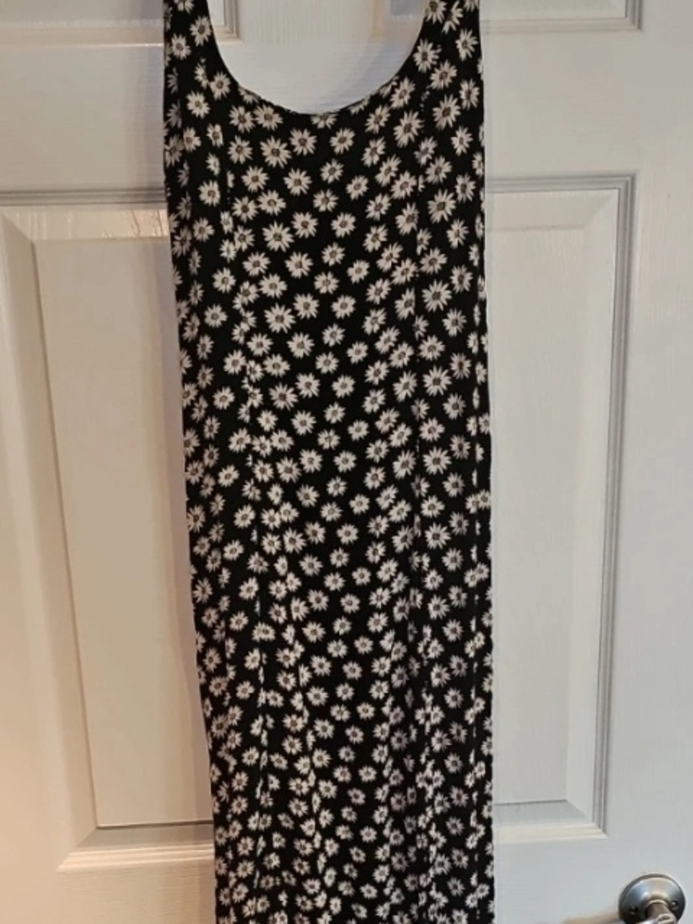 American Eagle Black and White Daisy Print Midi Dress. Medium.